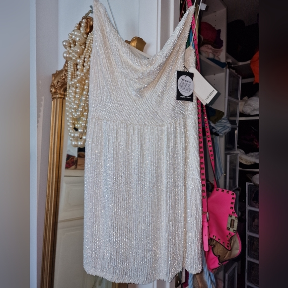 Retrofete white sequen dress... brand new with tags size L but can fit a medium - Picture 3 of 5